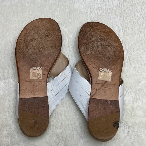 Tommy Bahama White Leather Thong Sandals with Metal Leaf Detail - Picture 4 of 6